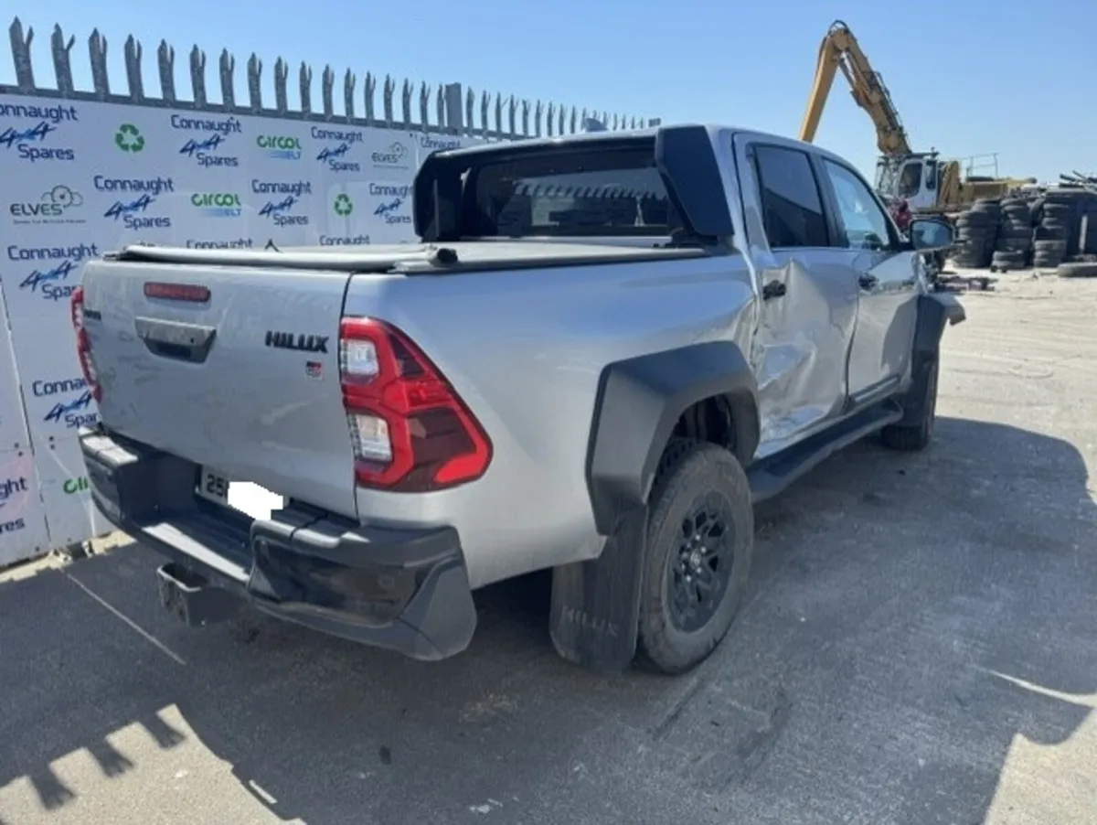 2025 TOYOTA HILUX GR 2.8 AUTO JUST IN FOR BREAKING - Image 4