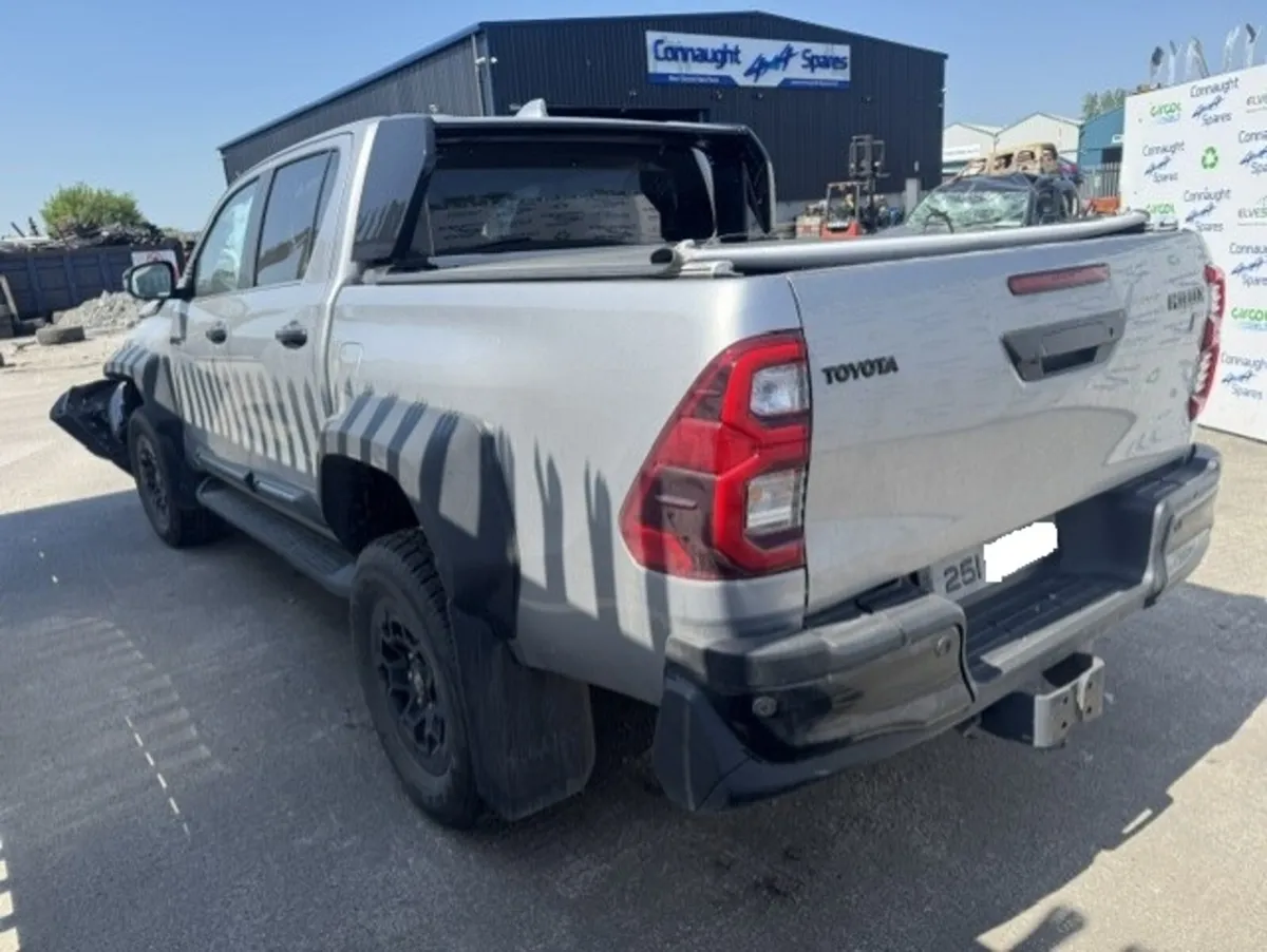 2025 TOYOTA HILUX GR 2.8 AUTO JUST IN FOR BREAKING - Image 3