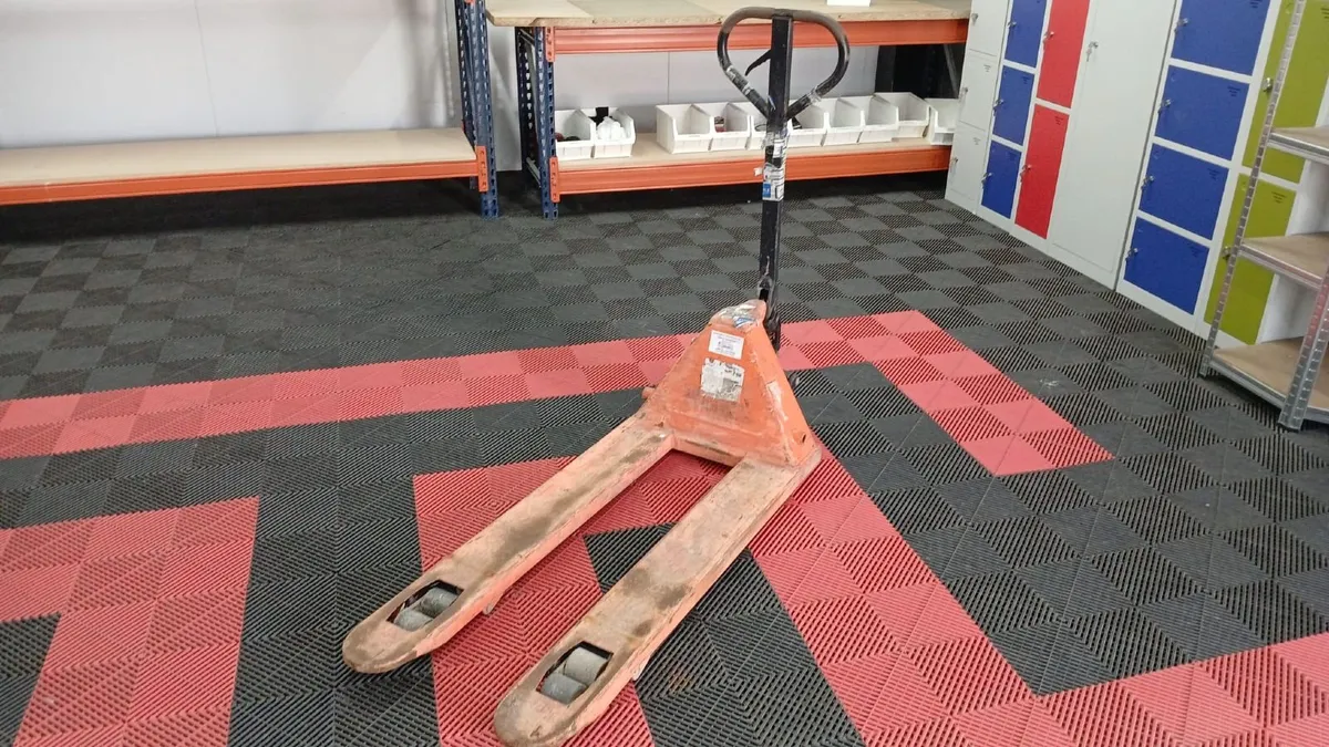Used Pallet Truck (PT16) - Image 1