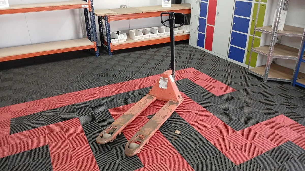 Used Pallet Truck (PT18) - Image 1
