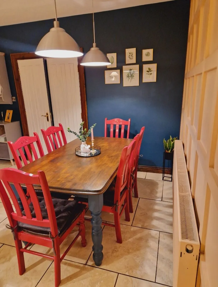 Table & chairs - Image 1