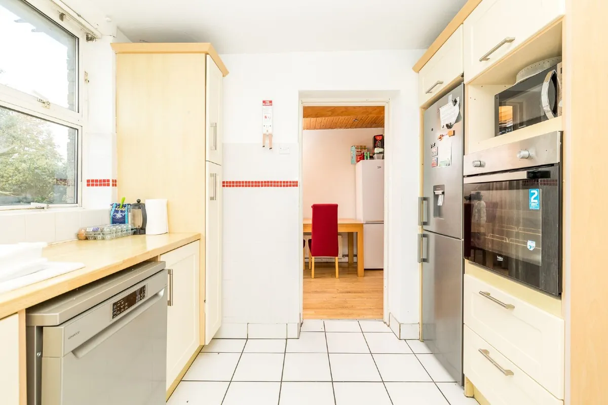 Kitchen units Dublin 9 - Image 2