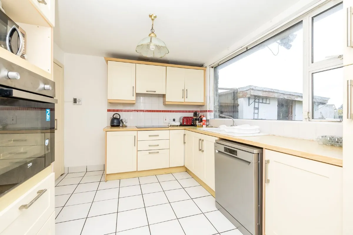 Kitchen units Dublin 9 - Image 1