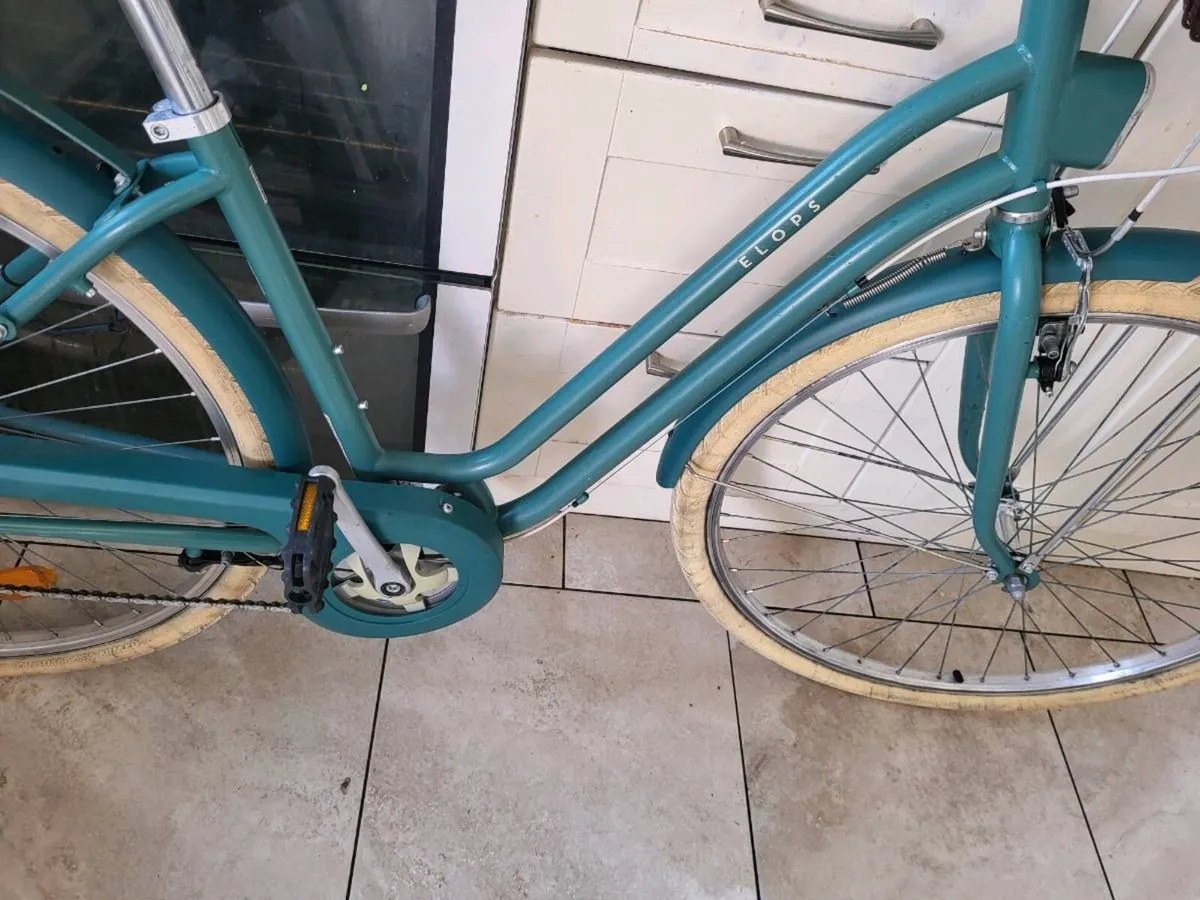 Ladies hybrid bike - Image 4