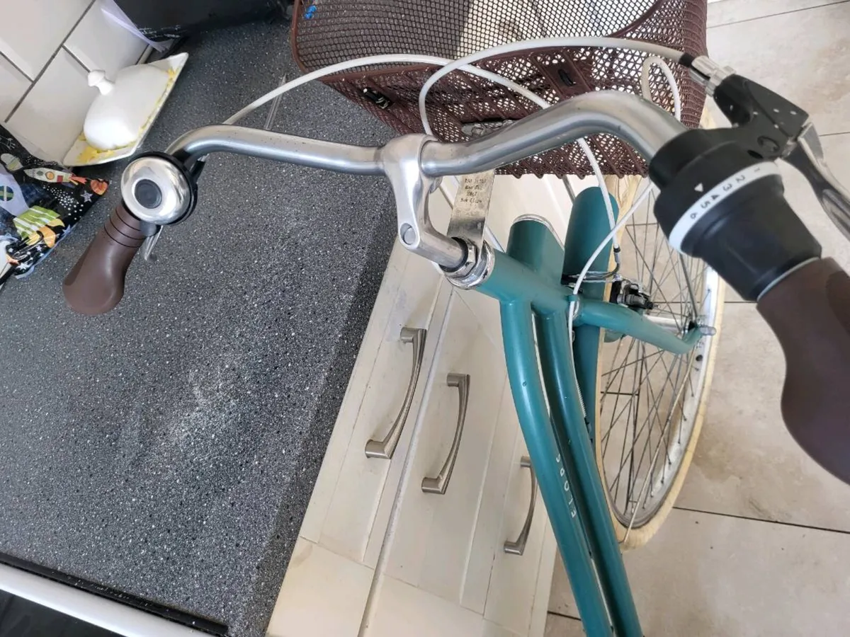 Ladies hybrid bike - Image 2