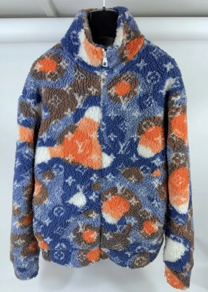 Louis Vuitton Fleece as new with Receipt and Box - Image 1