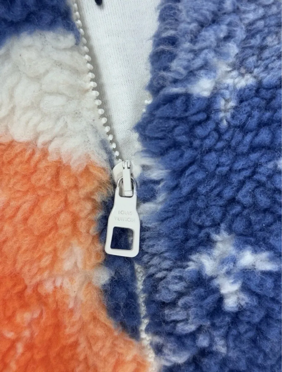 Louis Vuitton Fleece as new with Receipt and Box - Image 3