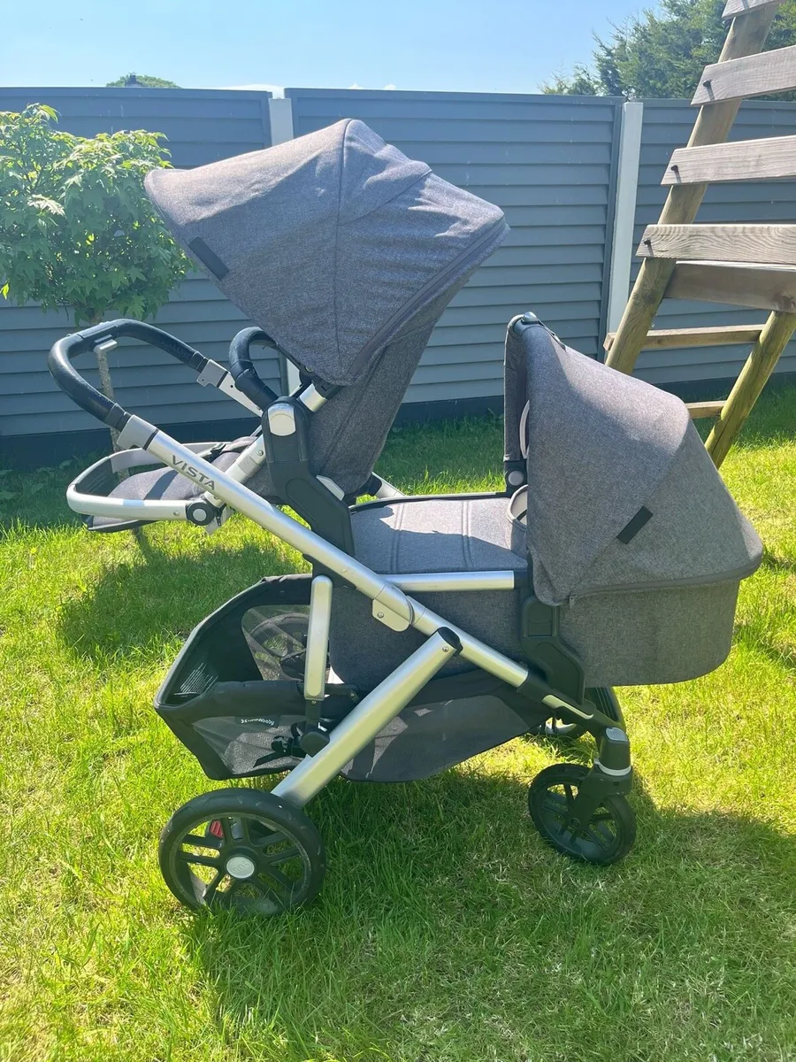 Uppababy Vista V2 travel system - Image 1