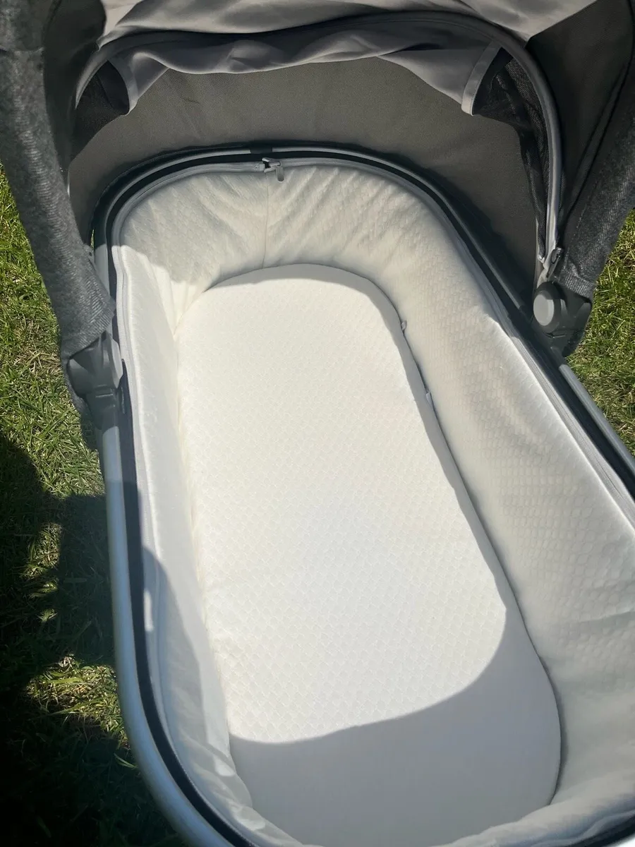Uppababy Vista V2 travel system - Image 4