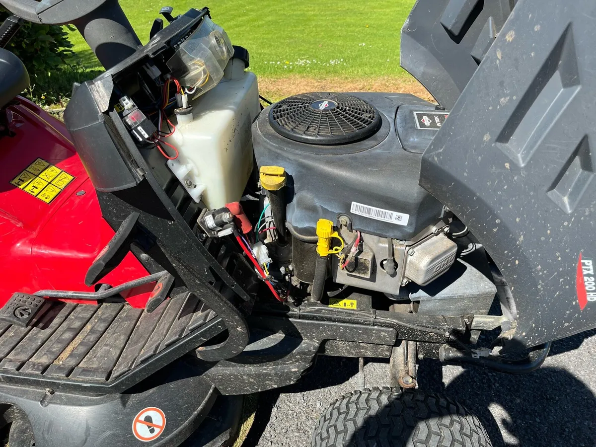 Castlegarden 22HP hydro ride on lawnmower - Image 4