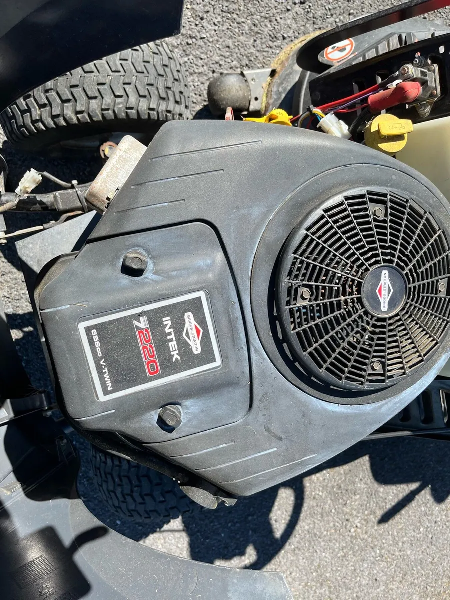 Castlegarden 22HP hydro ride on lawnmower - Image 3
