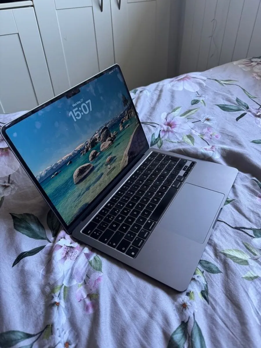 Macbook Air 2022 - Image 2