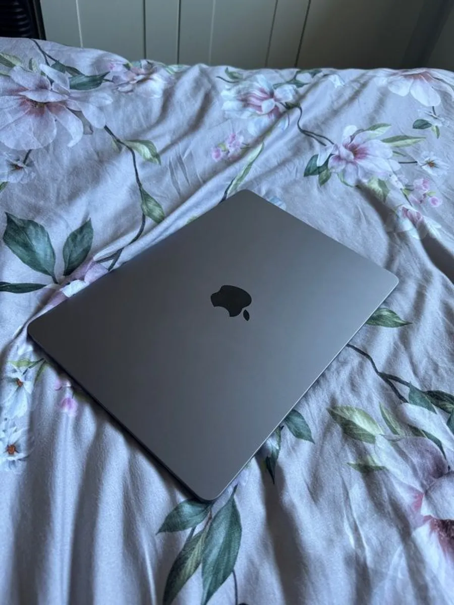 Macbook Air 2022 - Image 3