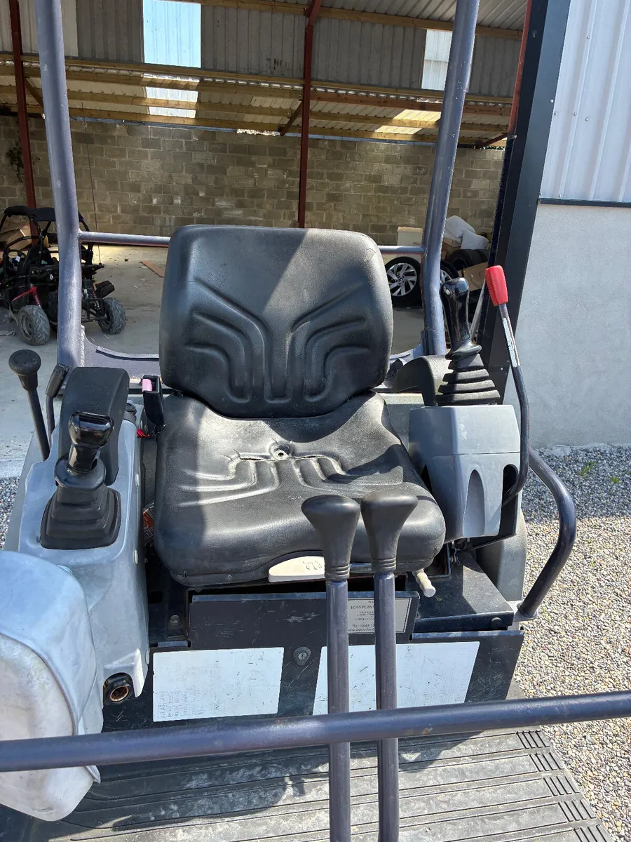 2015 kubota kx015 mini digger - Image 4