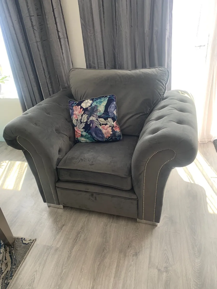 Sofa and chairs - Image 1