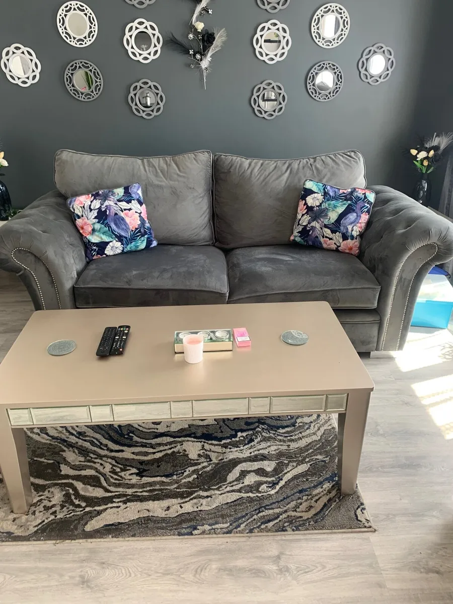 Sofa and chairs - Image 3