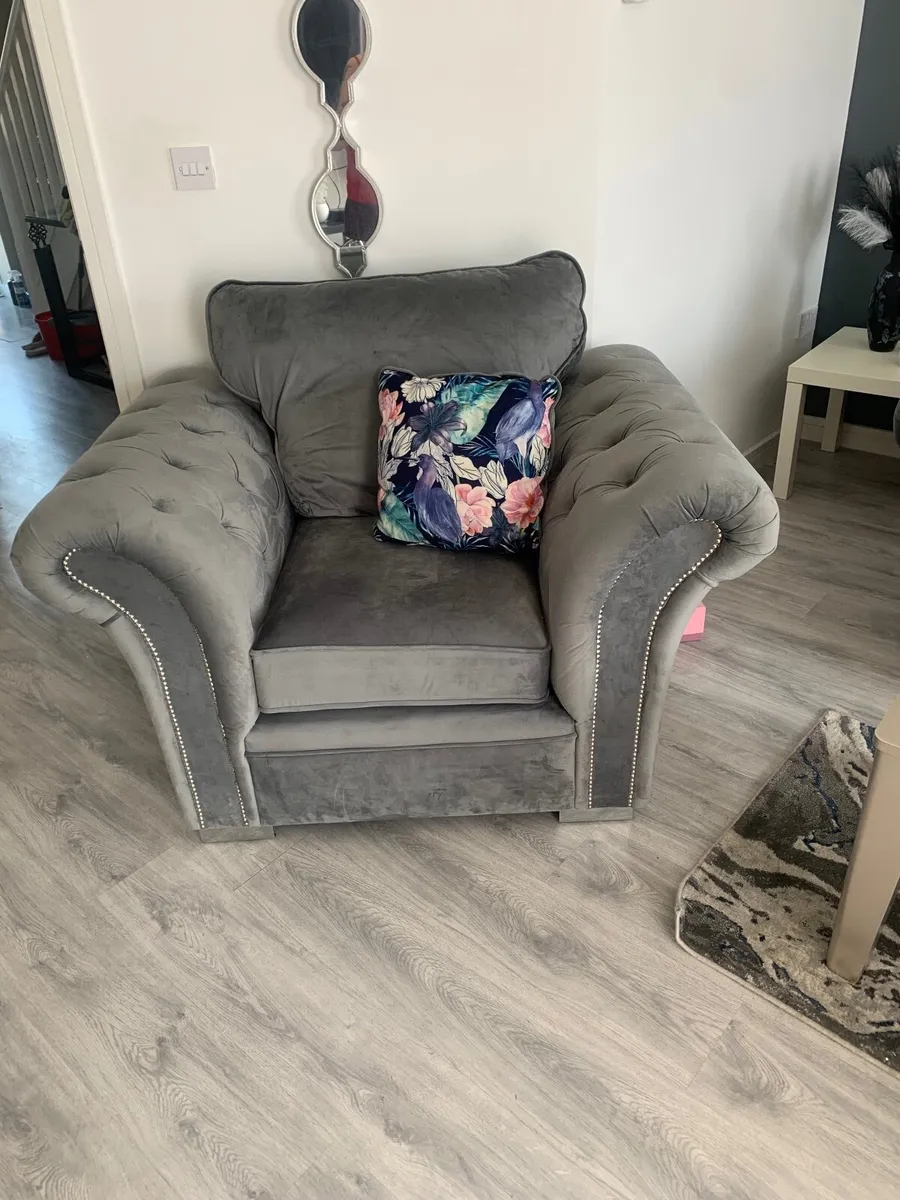 Sofa and chairs - Image 4