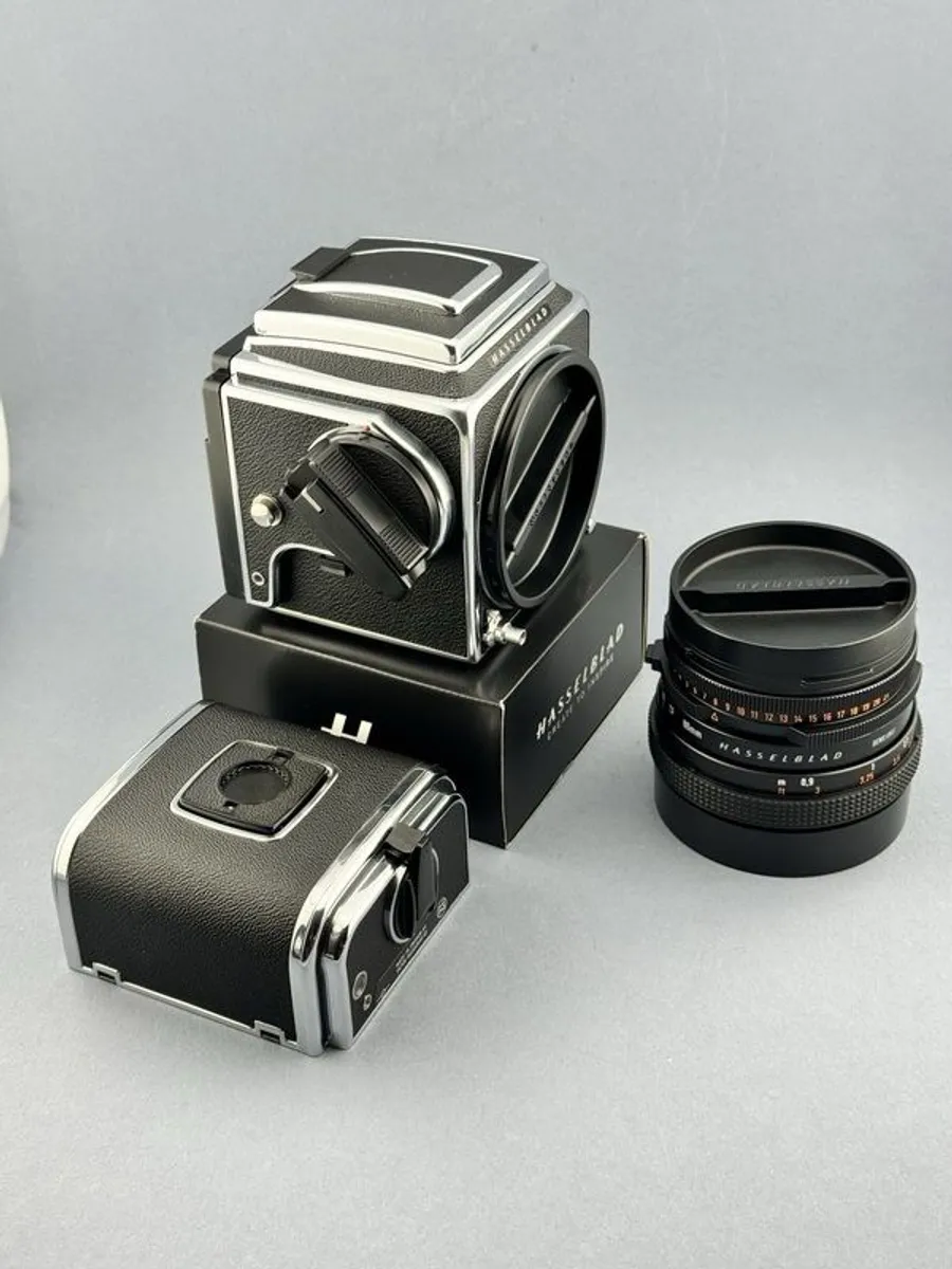 Hasselblad 500CM Complete Kit  Exceptional Condition Professionally Serviced - Image 3