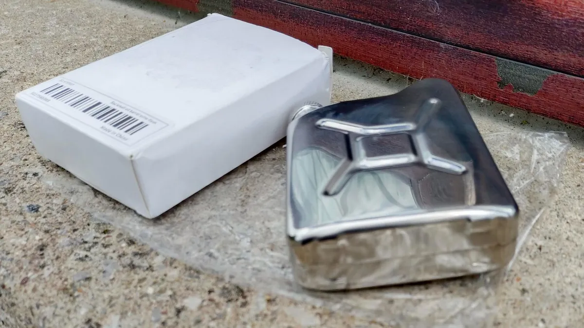 Small Stainless Steel Hip Flask (new). - Image 4