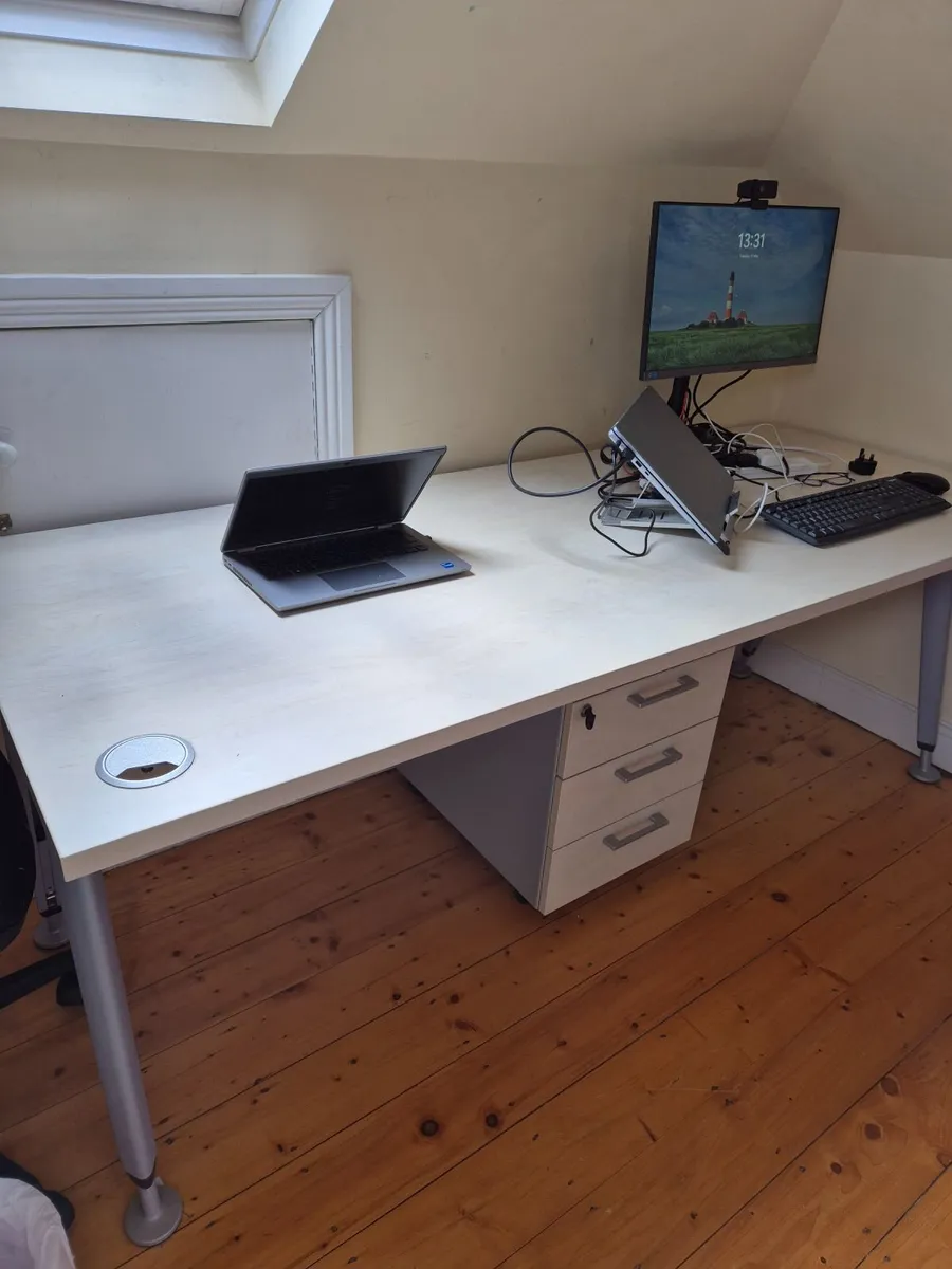 High quality office desk and 4-drawer pedestal. - Image 1