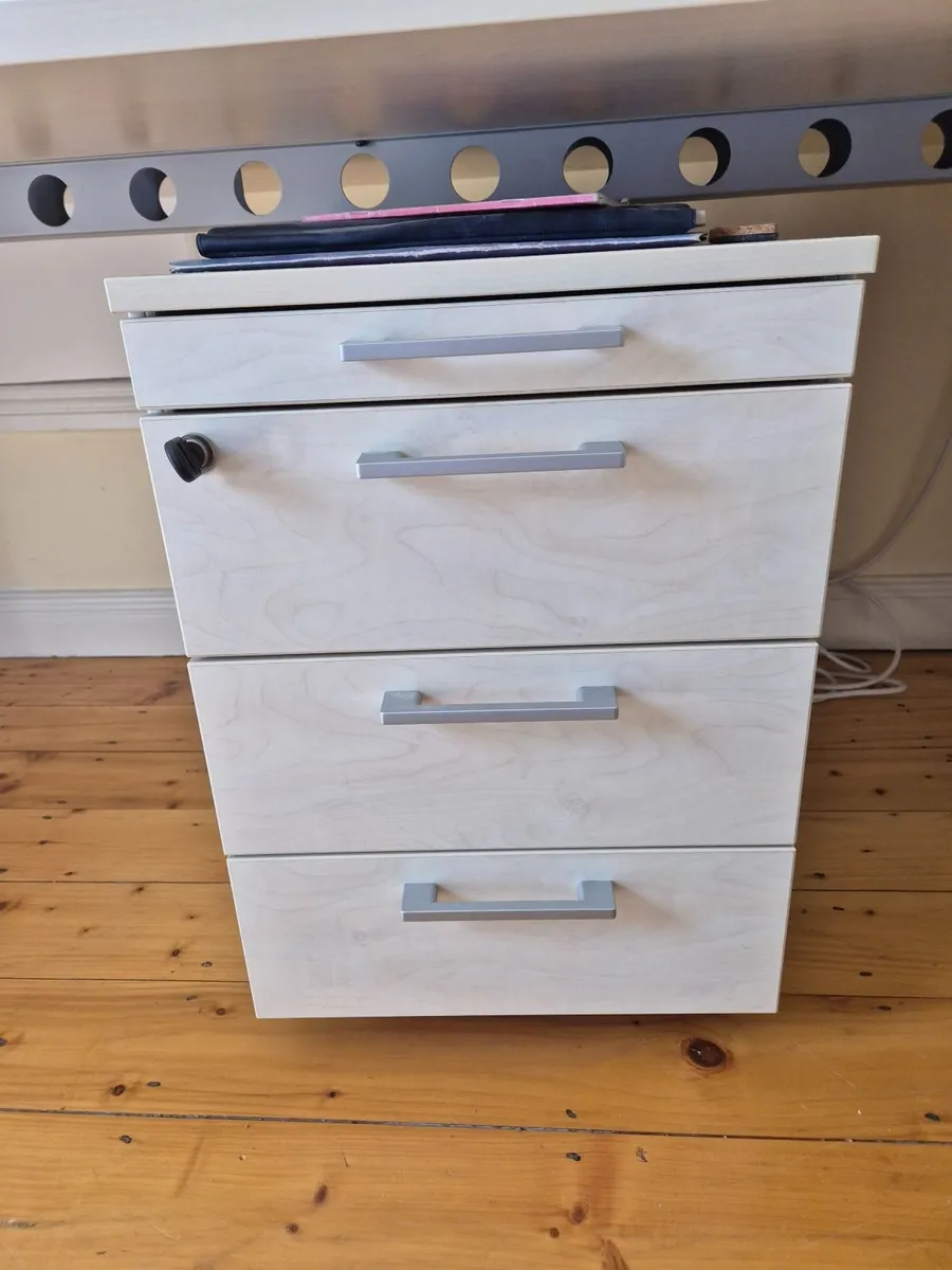 High quality office desk and 4-drawer pedestal. - Image 2