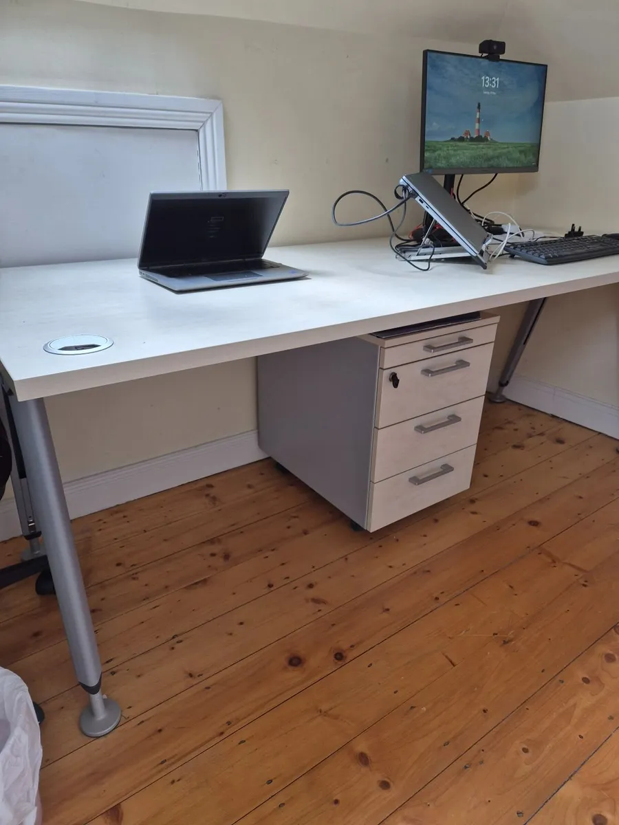 High quality office desk and 4-drawer pedestal. - Image 3