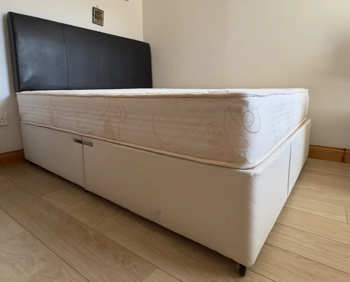 Double bed - Image 2
