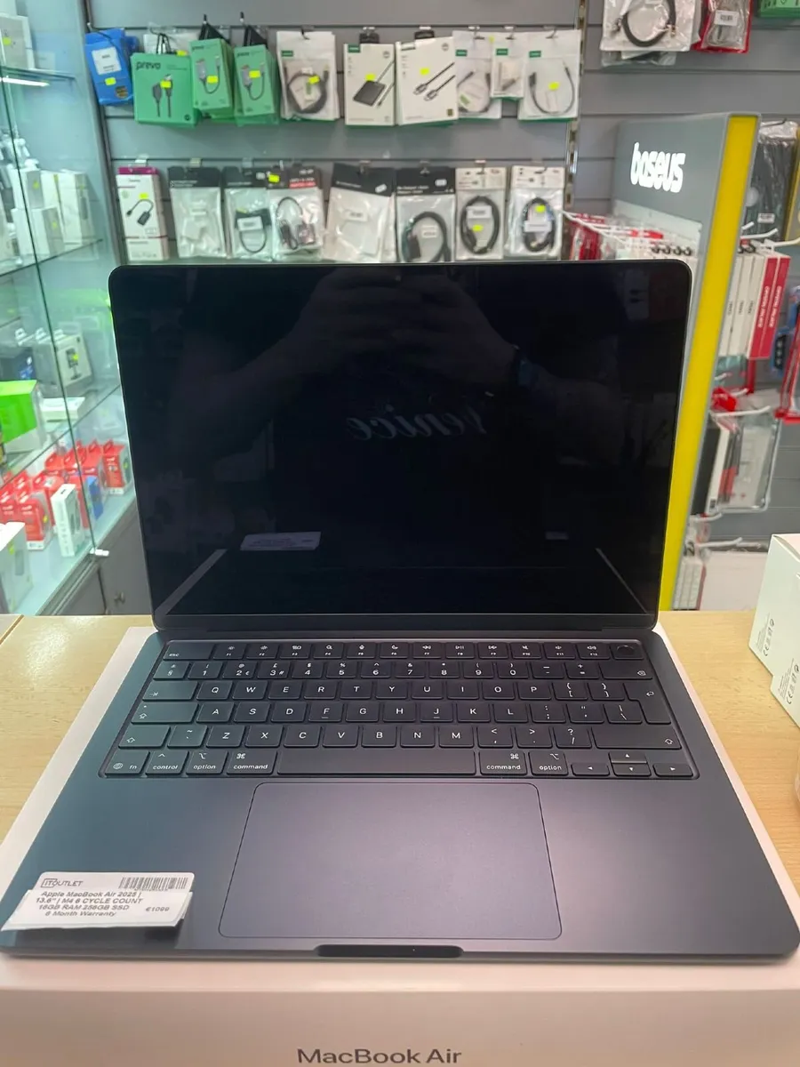 Apple MacBook Air 2025 | 13.6" | M4 - Image 1