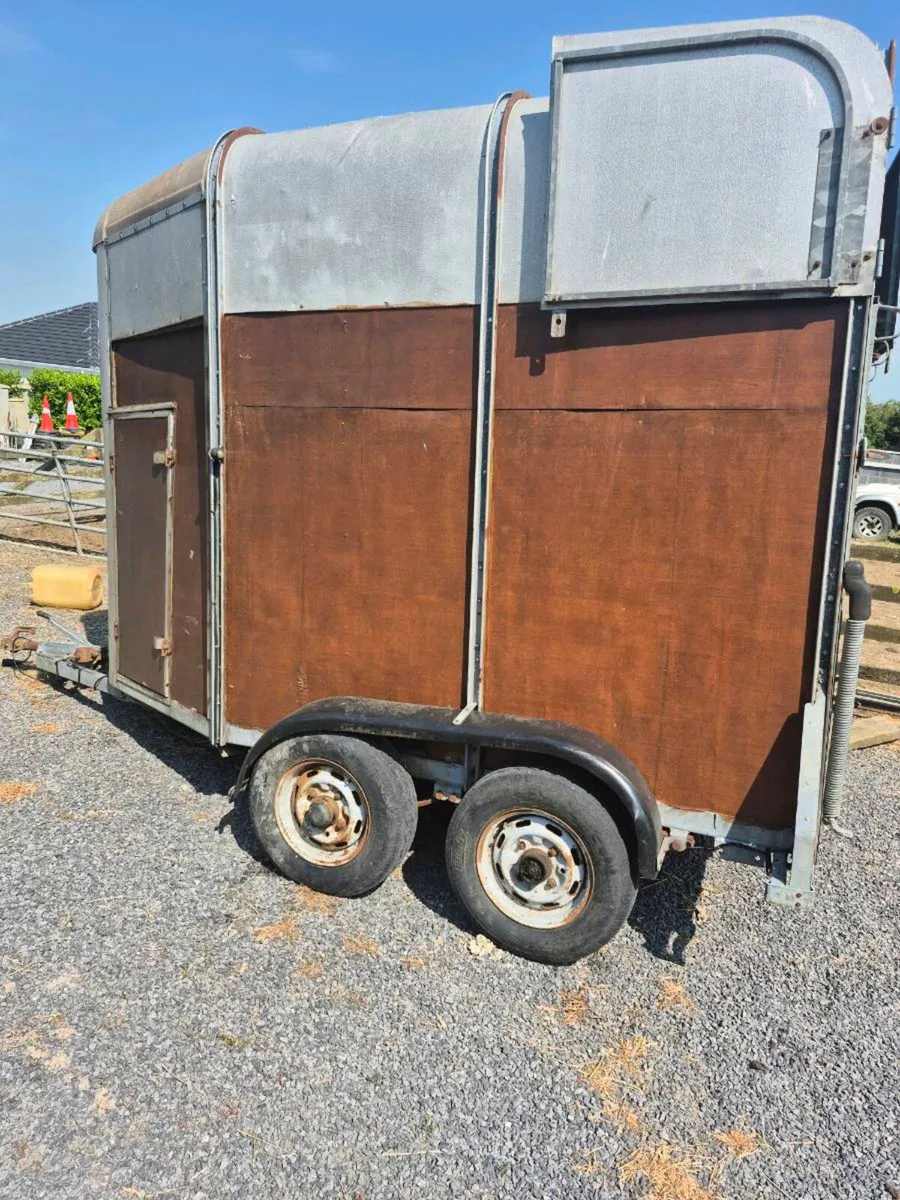 Hors box - Image 1