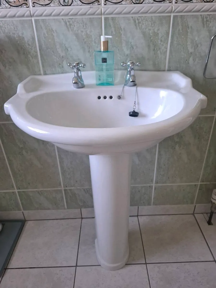 Bathroom ware - Image 1