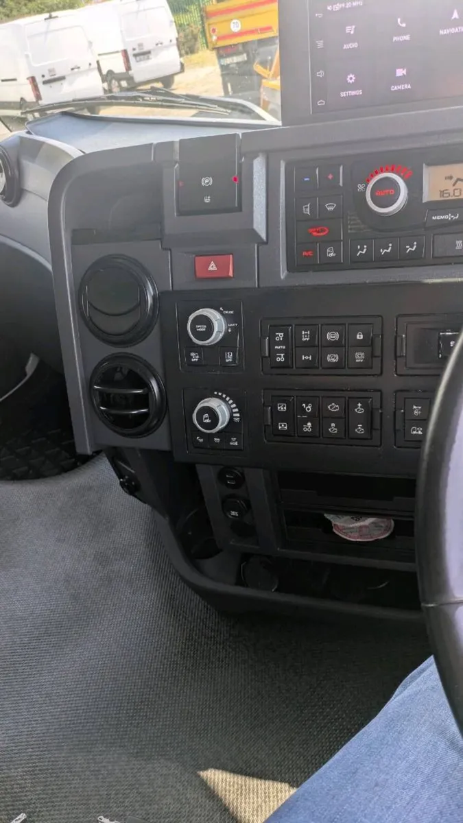 Renault T520 6x2 tractor unit - Image 3