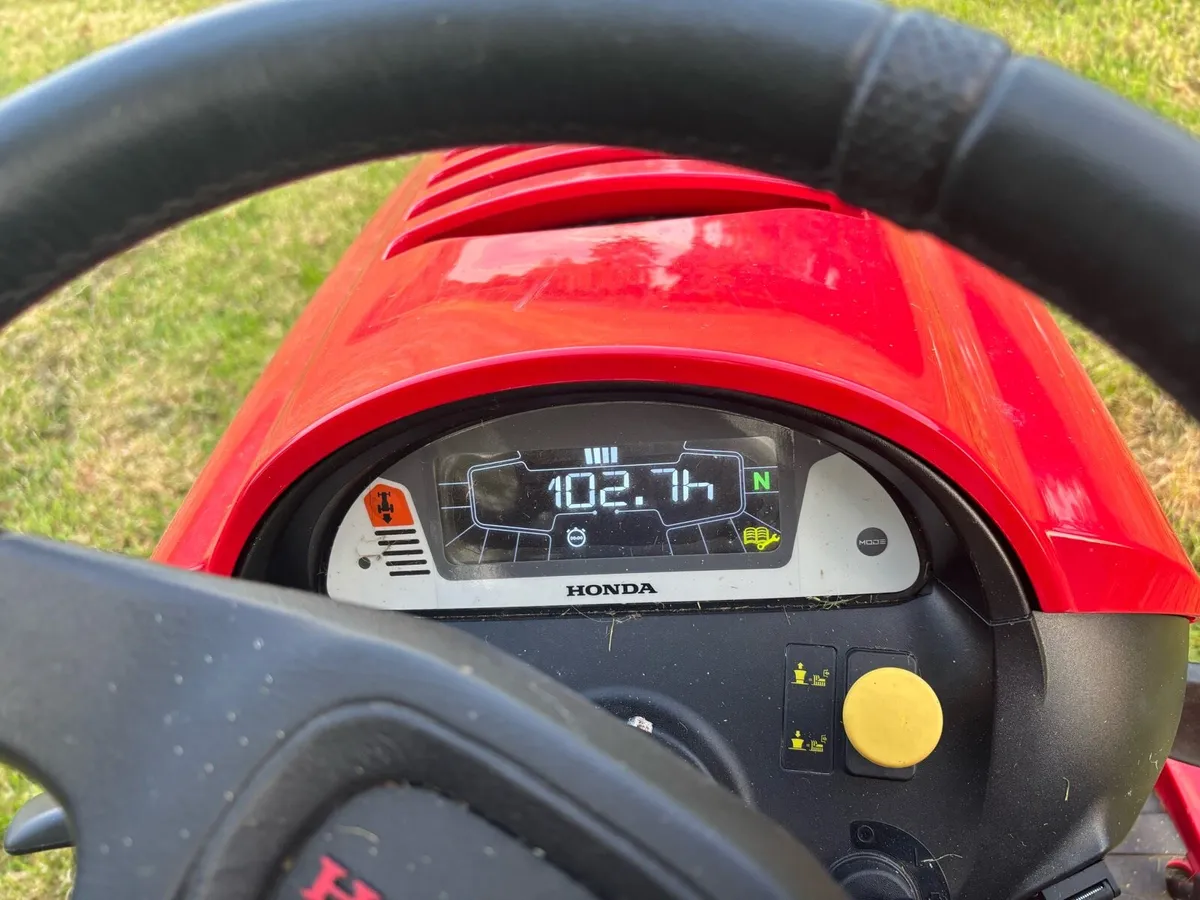 Honda HF2625 ride on mower - Image 4