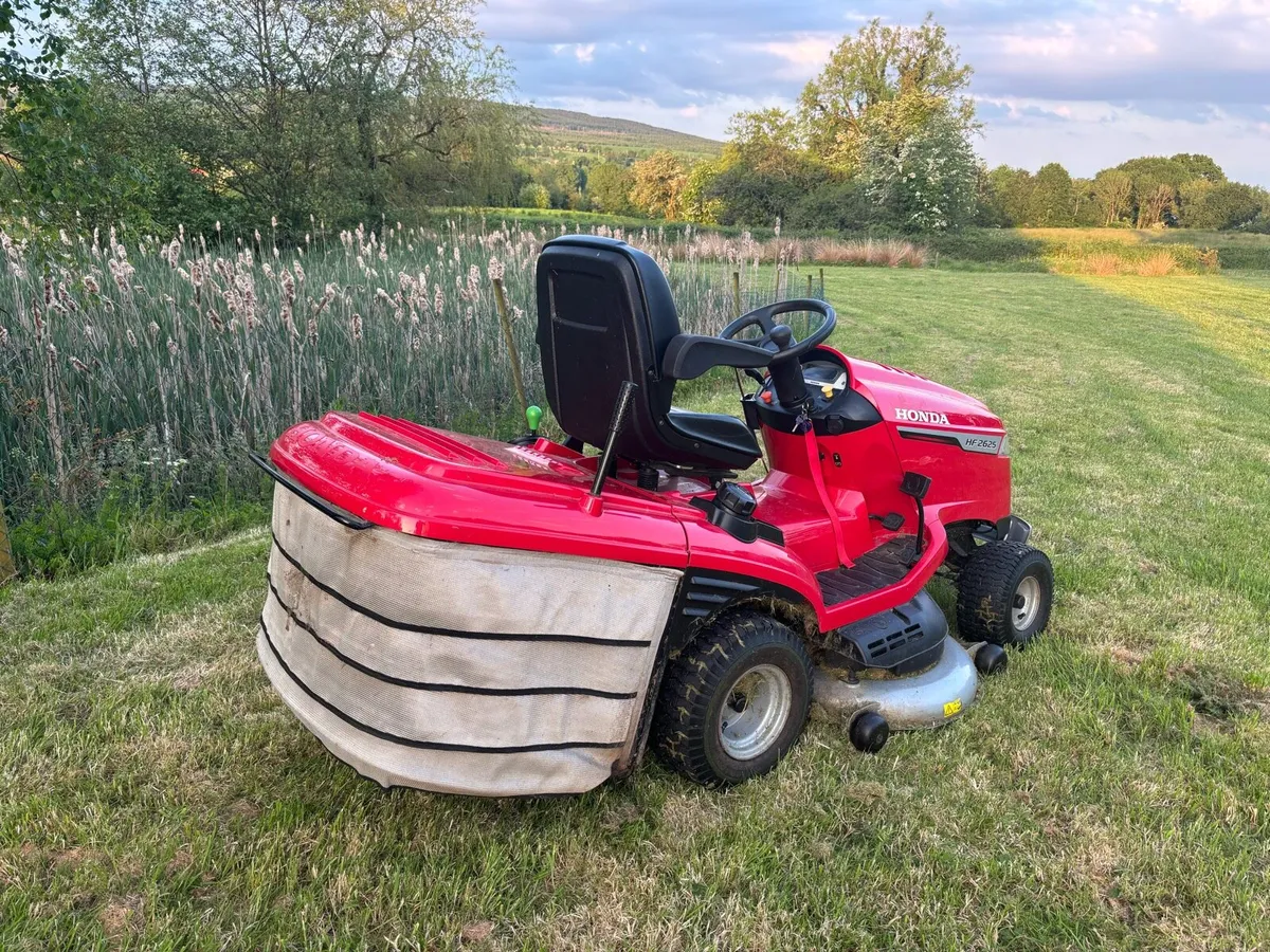 Honda HF2625 ride on mower - Image 2