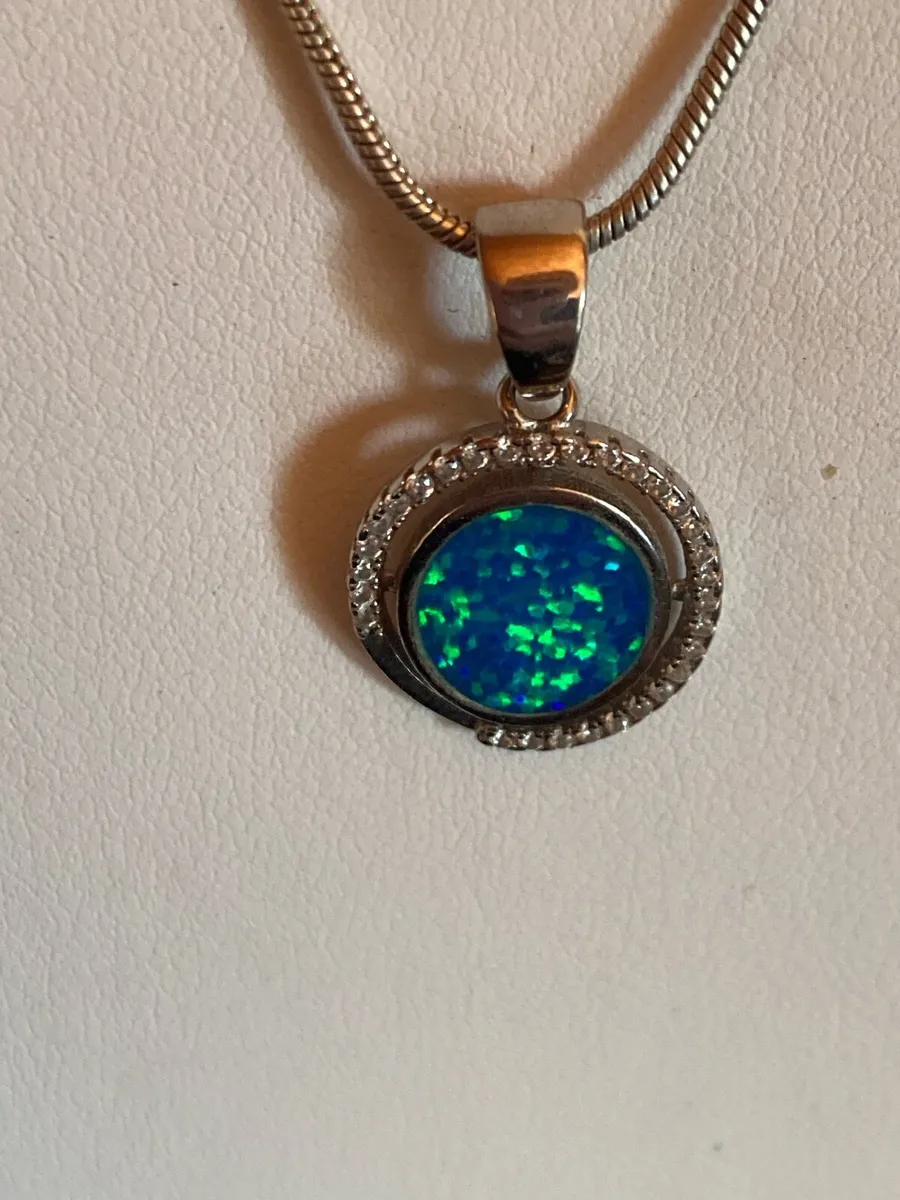 Sterling Silver opel pendant and chain - Image 2