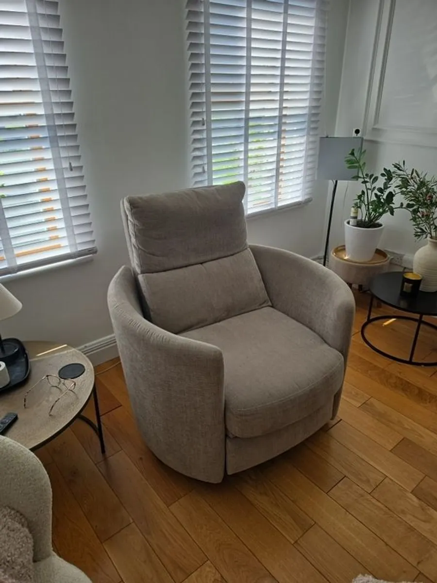 Fama swivel chair - Image 1