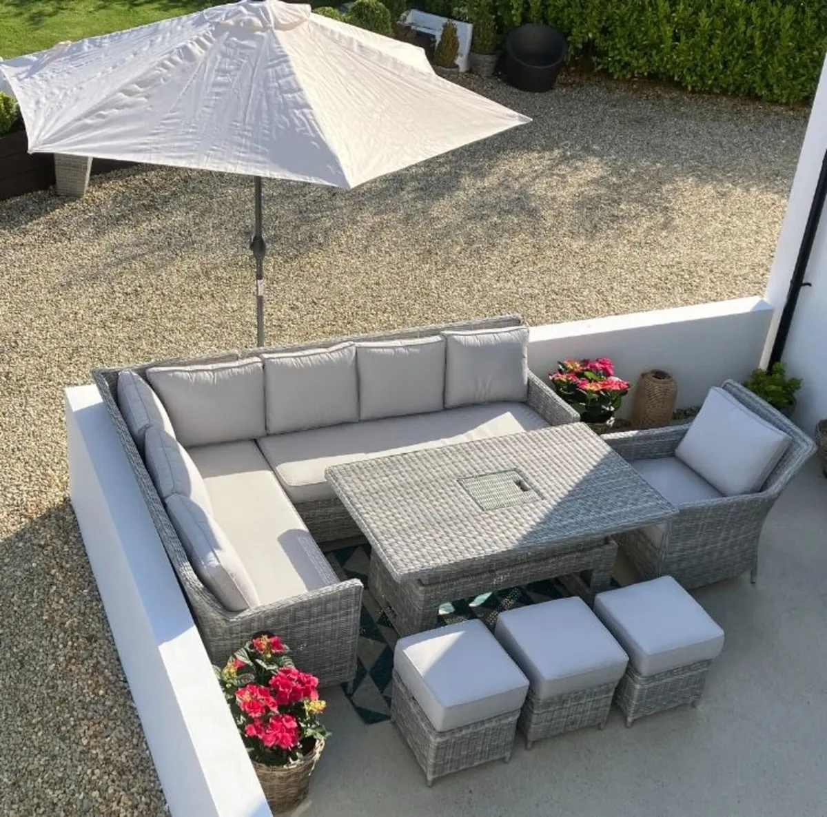 Stunning durable garden set including umbrella - Image 1