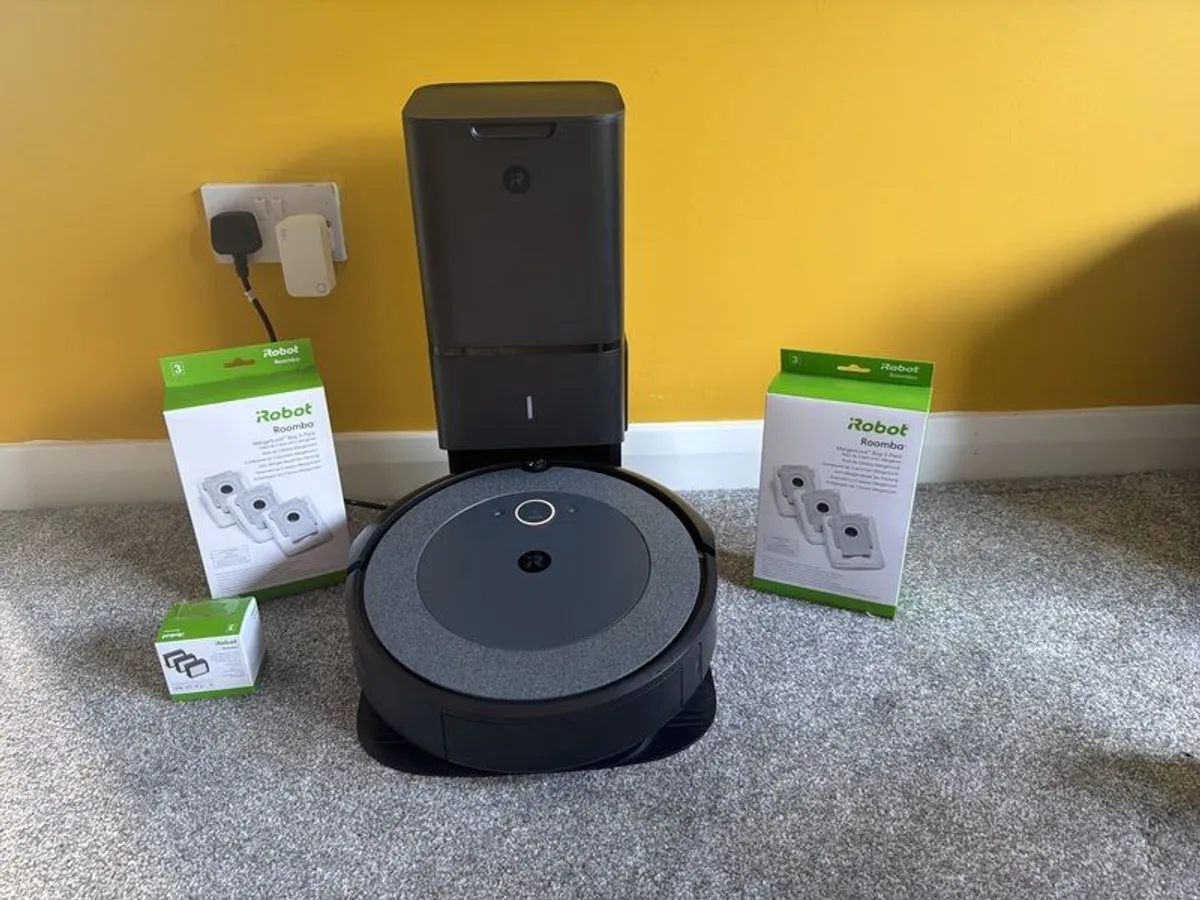 iRobot Roomba i5 + Extras - Image 1