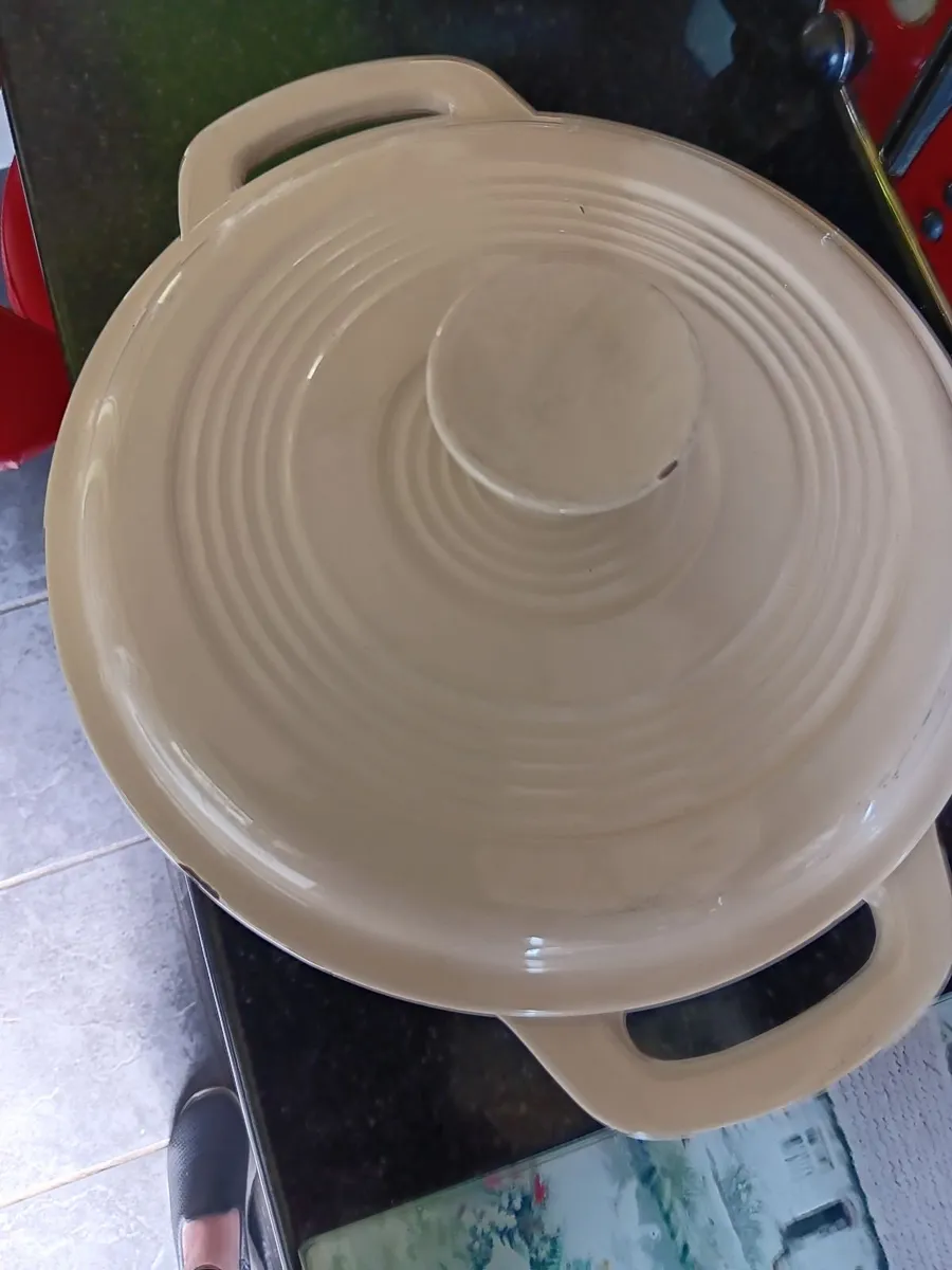 Cast iron pot - Image 1