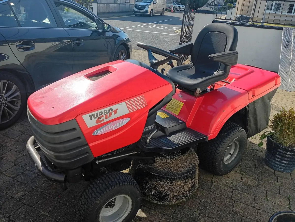 Ride on lawnmower - Image 1