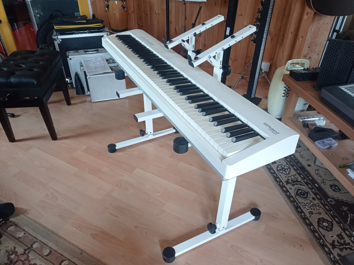 K&M Omega Pro Keyboard Stand - Image 2