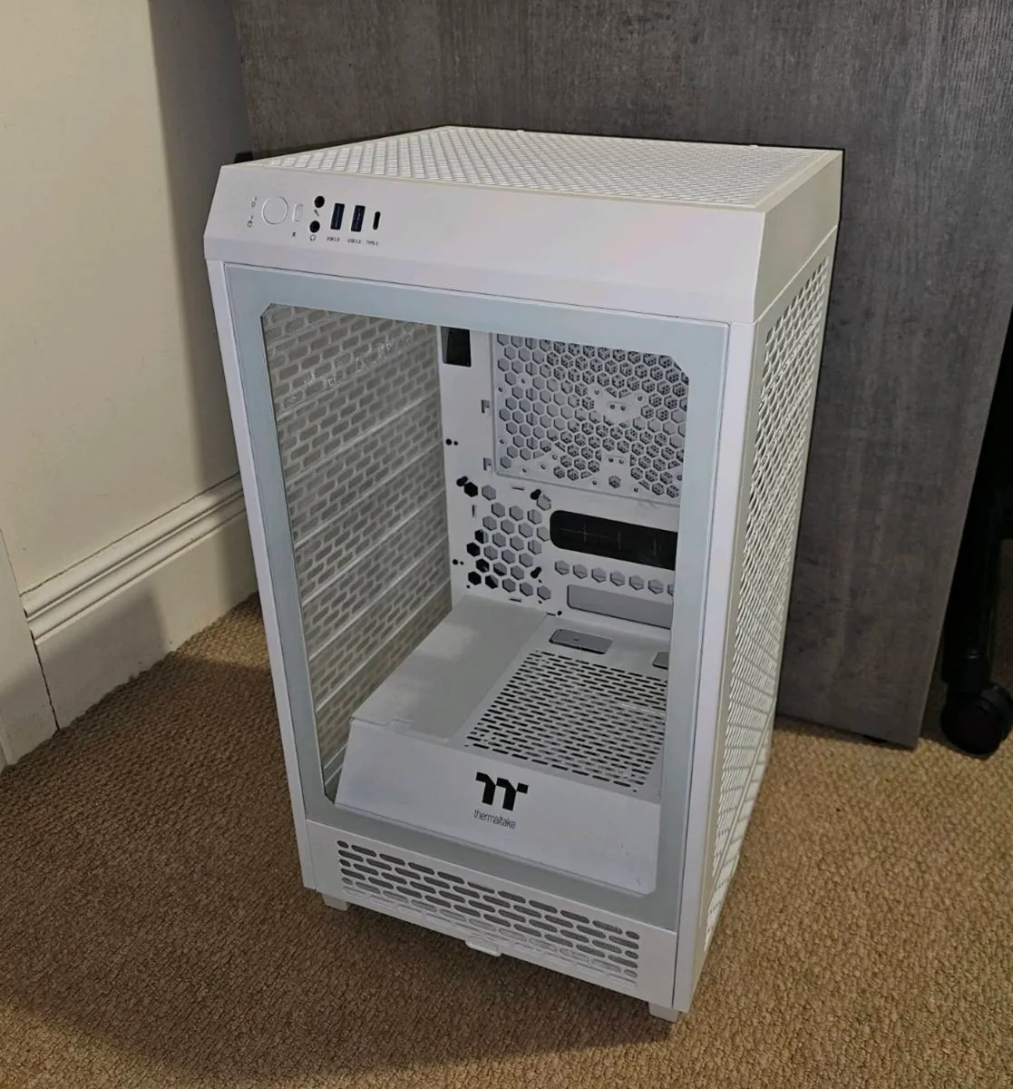 Thermaltake Tower 200 MATX / ITX PC case - Image 1