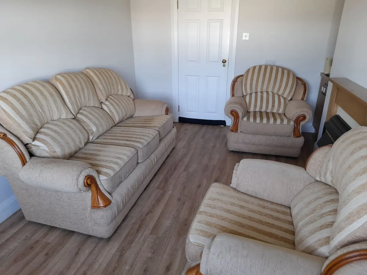 Three piece suite - Image 1