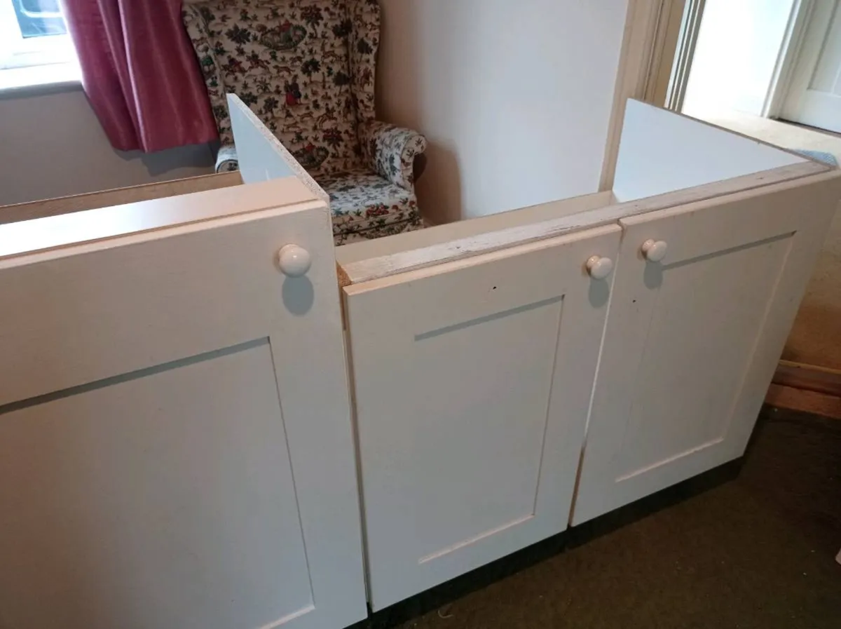 Shaker Kitchen units , timber doors can be painted - Image 4