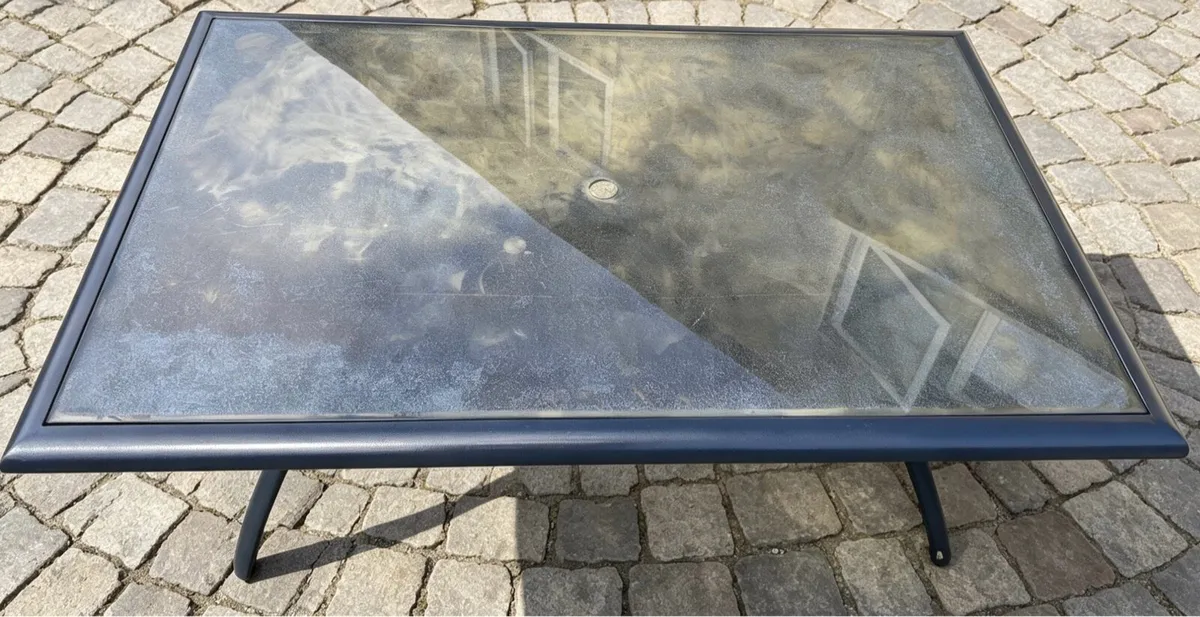 6 seater outdoor table - Image 1