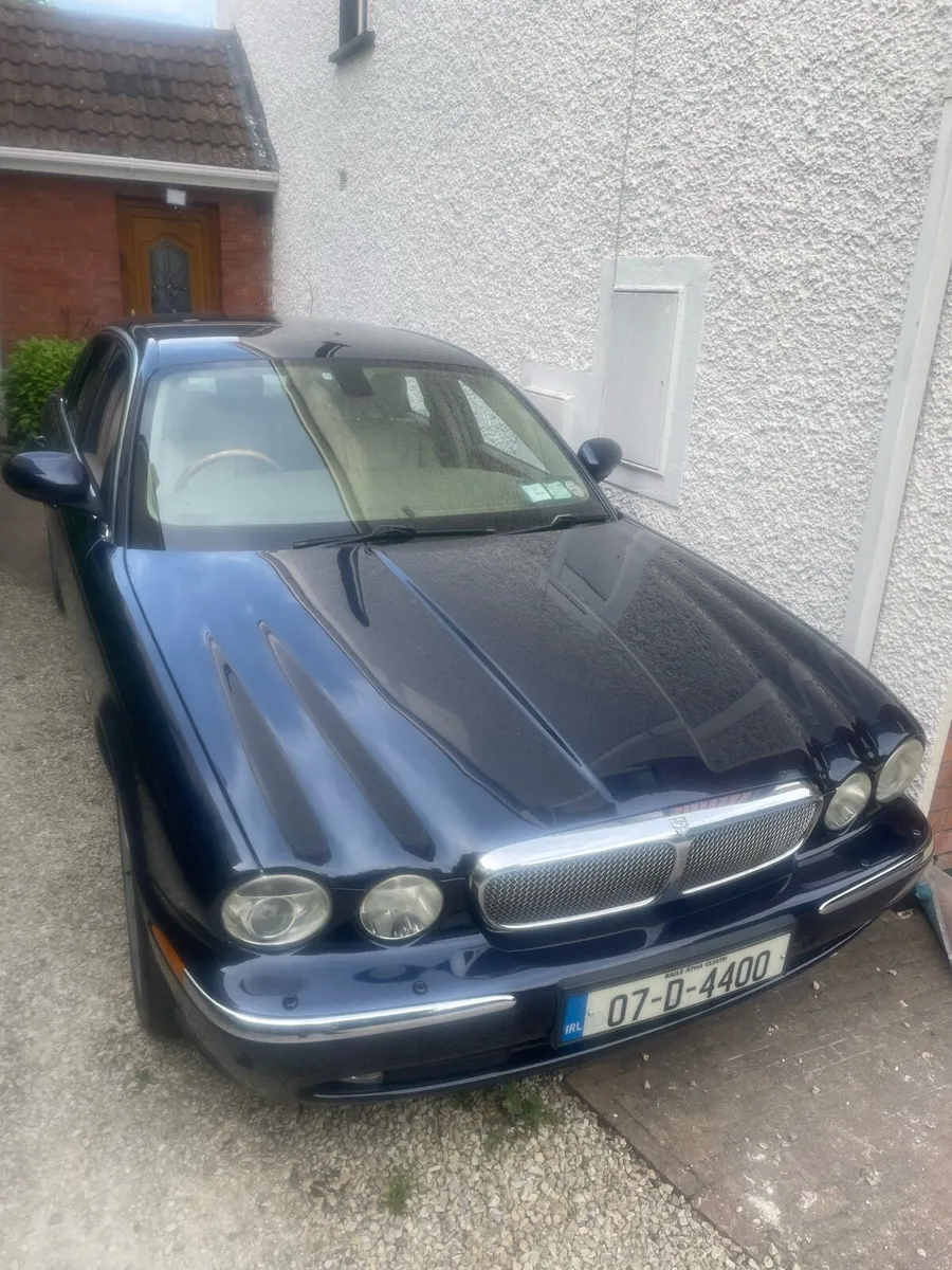 Jaguar XJ8 - Image 1
