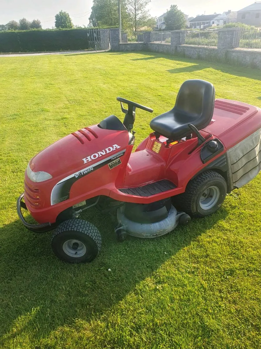 Honda 2417 ride on lawnmower - Image 2