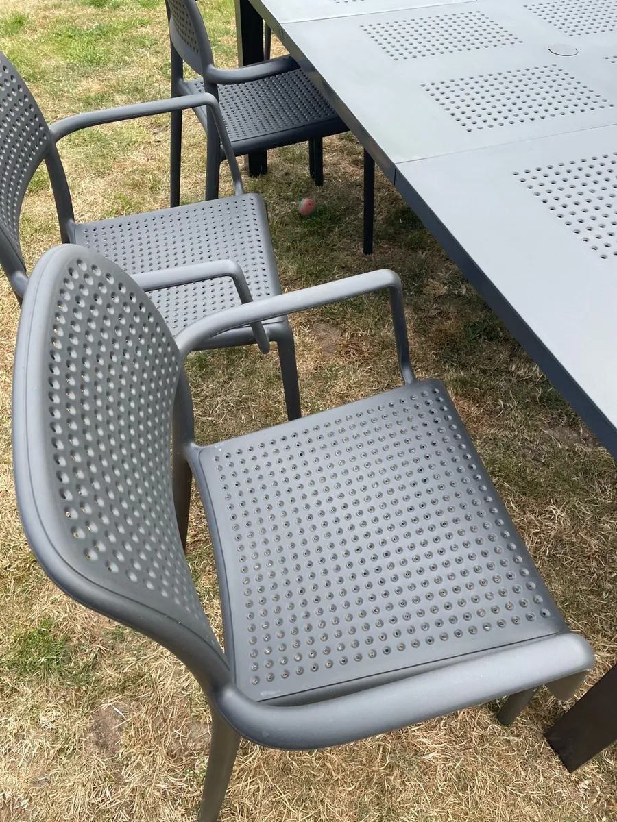 Nardi garden table and chairs - Image 1
