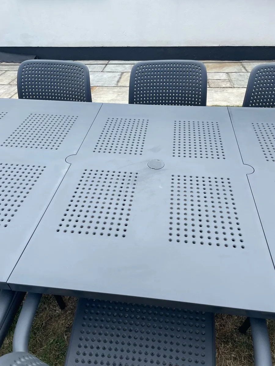 Nardi garden table and chairs - Image 3