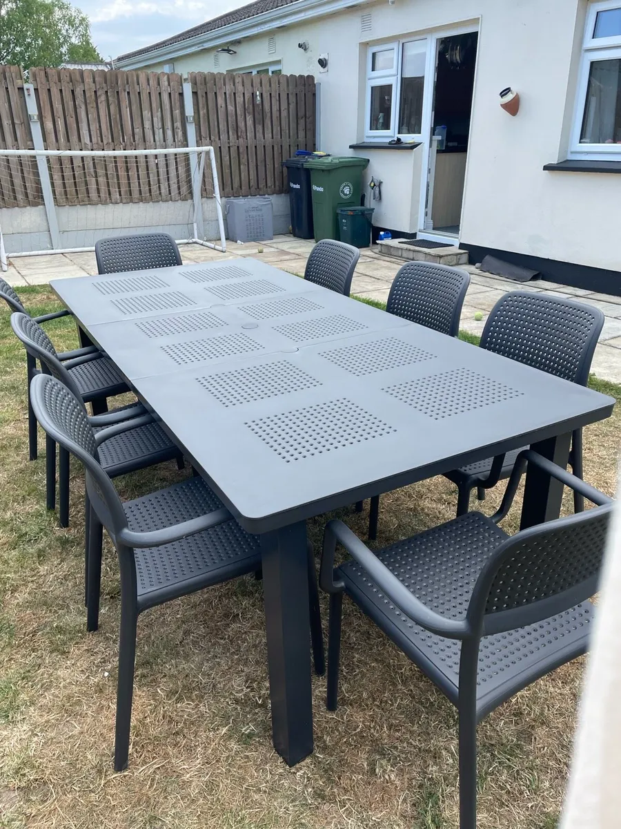 Nardi garden table and chairs - Image 4