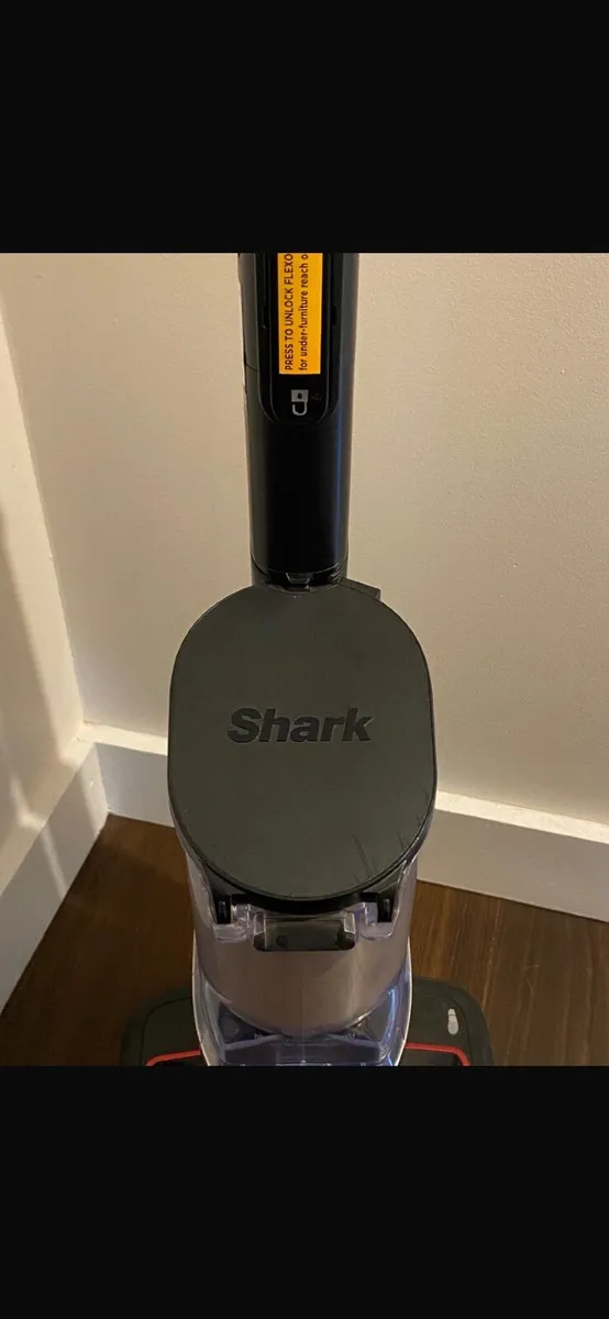 Shark Anti Hair Wrap Cordless Vacuum with PowerFin - Image 2